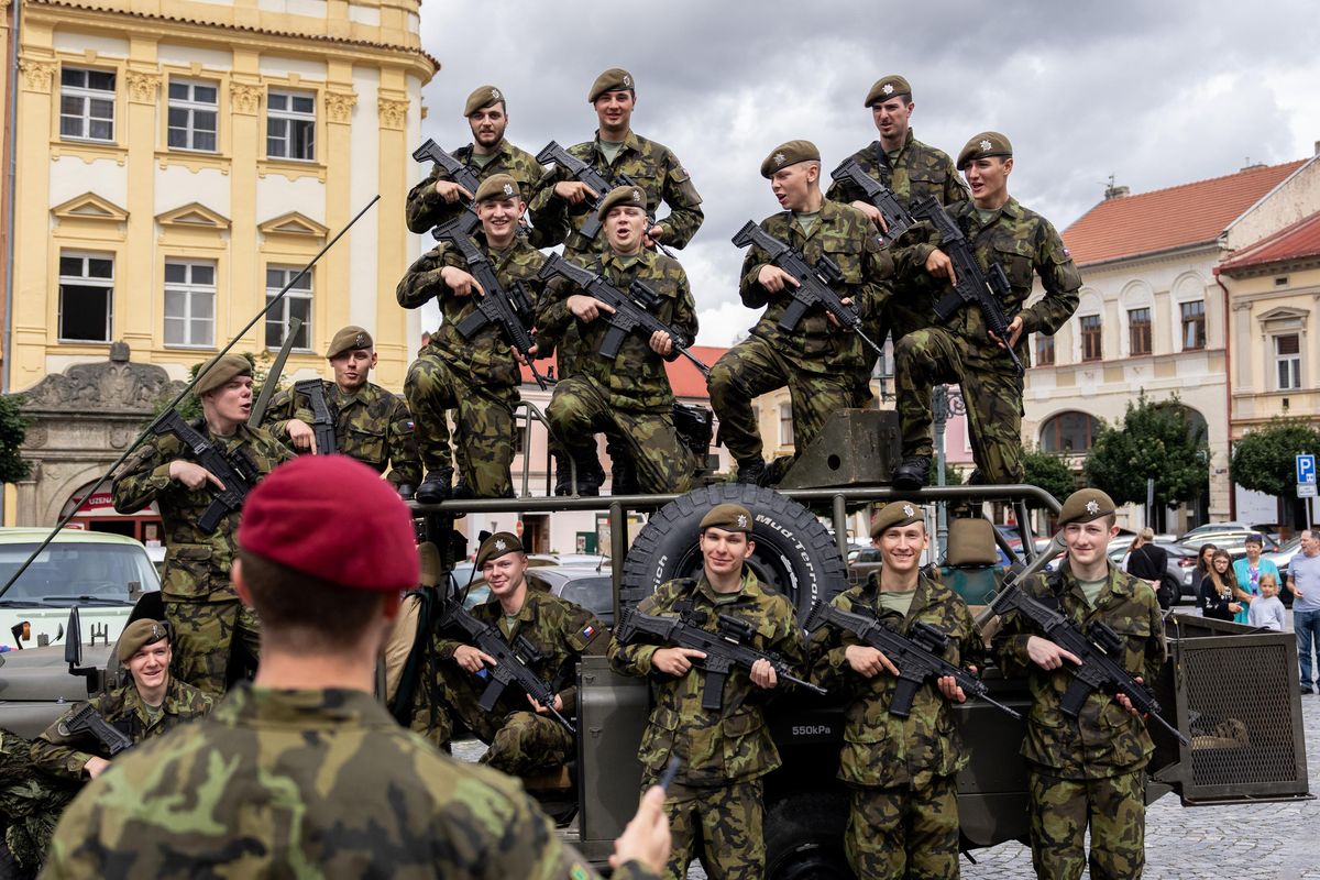 FOTO: Středoškoláci ve zbrani. Výcvik mají jako brigádu, zvyšuje se počet záložáků