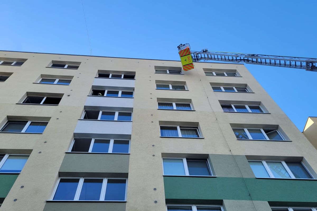 V Opavě začal hořet byt v panelovém domě. Zranilo se devět lidí, tři jsou v nemocnici