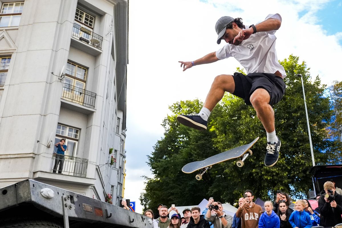 FOTO: Špičkoví skateboardisté proměnili pražskou ulici v závodní dráhu