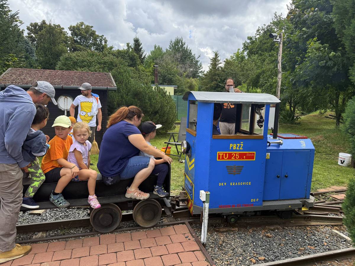 O jízdy s malými mašinkami je velký zájem.