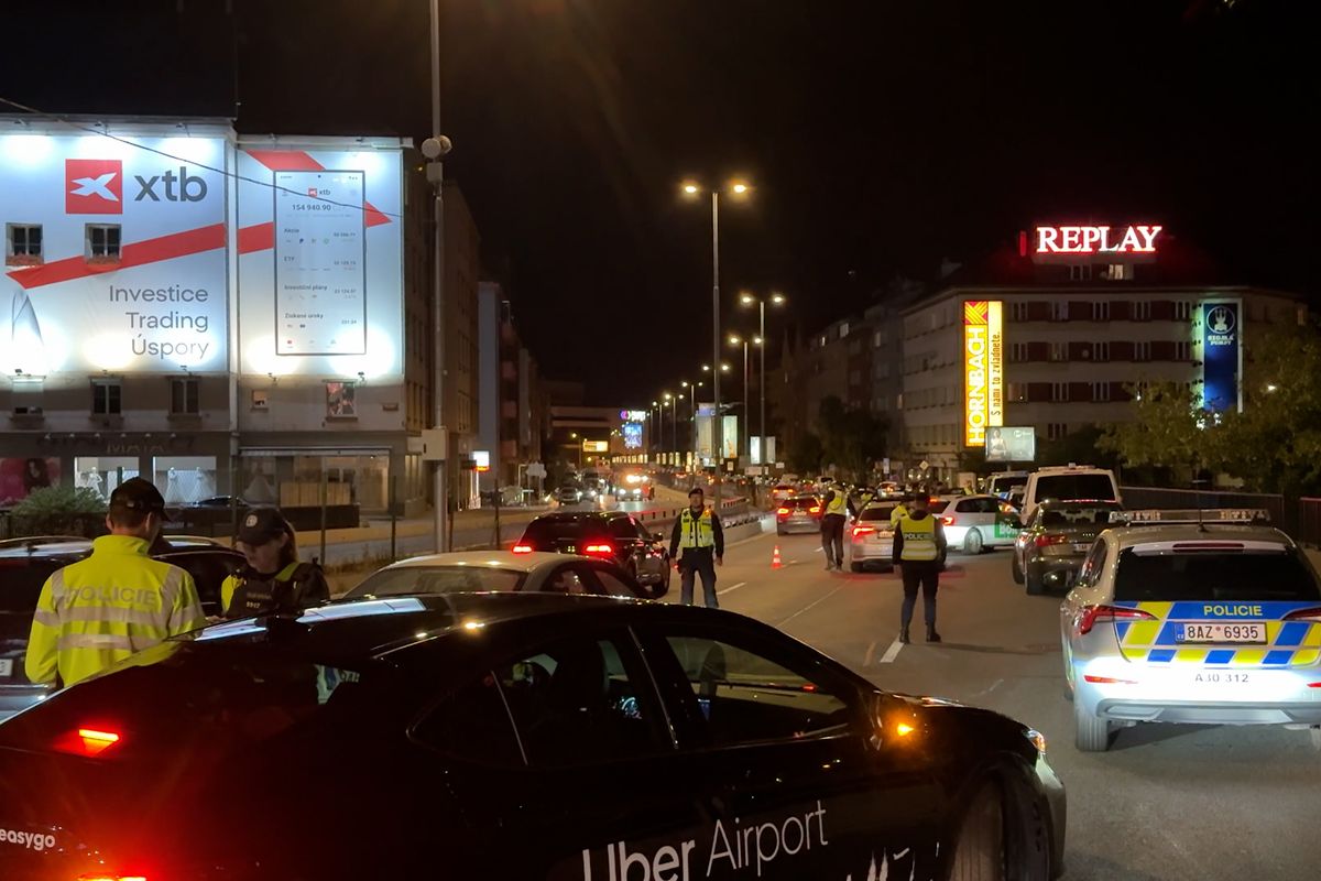 Policie při obřím nočním zátahu v Praze zastavila 1400 aut