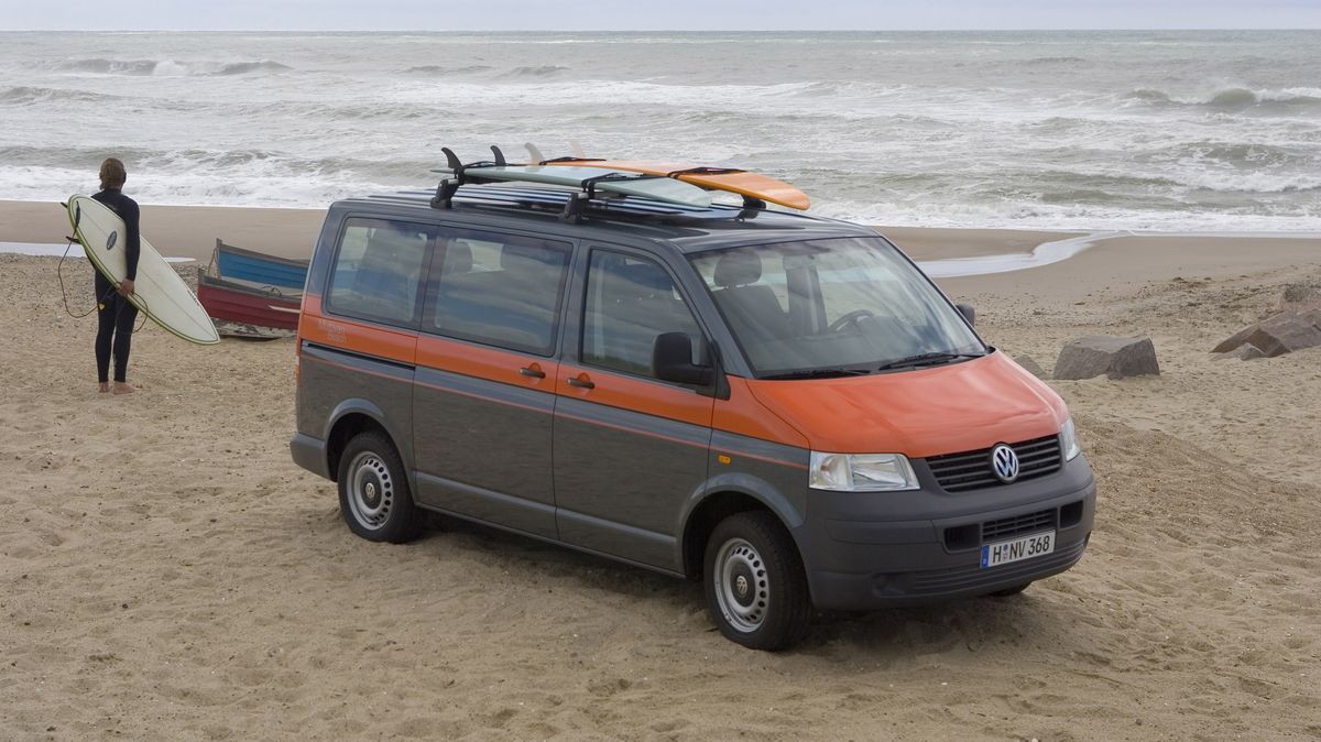 Volkswagen California Beach slaví 20 let. Základní bydlík původně neměl zvedací střechu