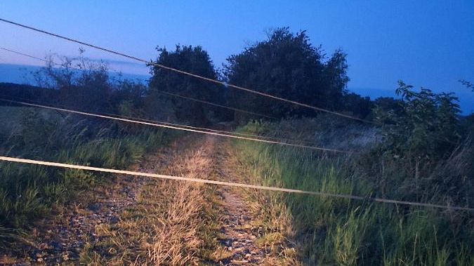 Patnáctiletý cyklista se zranil o dráty natažené přes polní cestu. Energetici přiznali chybu