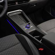 Volič převodovky byl přesunut na sloupek řízení, ve středové konzole je opět umístěno multifunkční tlačítko s displejem.