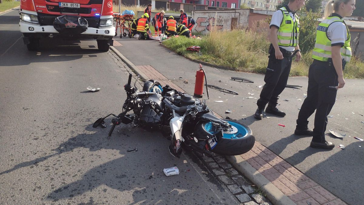 V Karlových Varech se střetlo auto s motorkářem. Opilý řidič vozu utekl, těžce zraněnému nepomohl