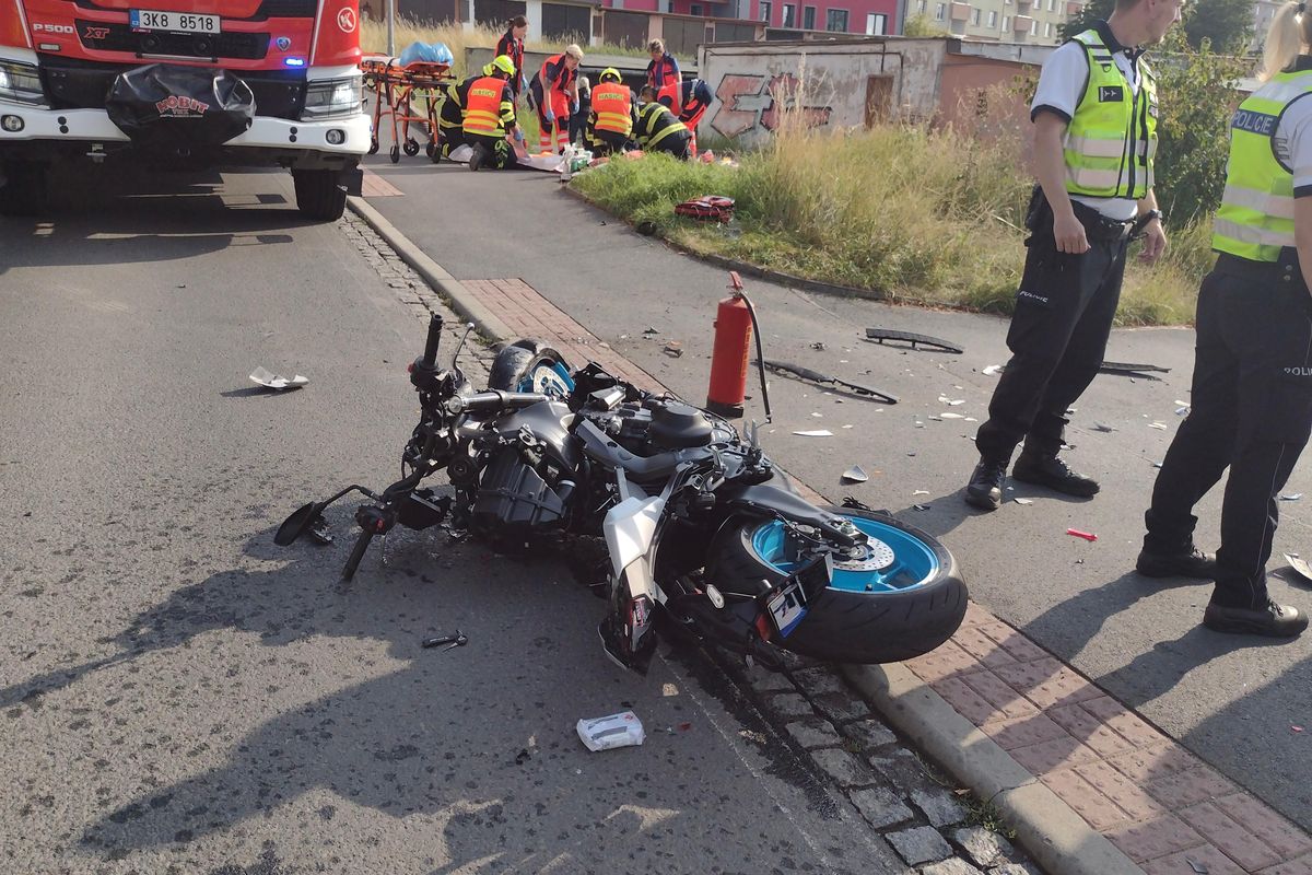 V Karlových Varech se střetlo auto s motorkářem. Opilý řidič vozu utekl, těžce zraněnému nepomohl