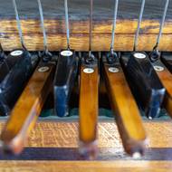 Na zvonkohru prý hrával i písničkář Karel Hašler (1879-1941). 