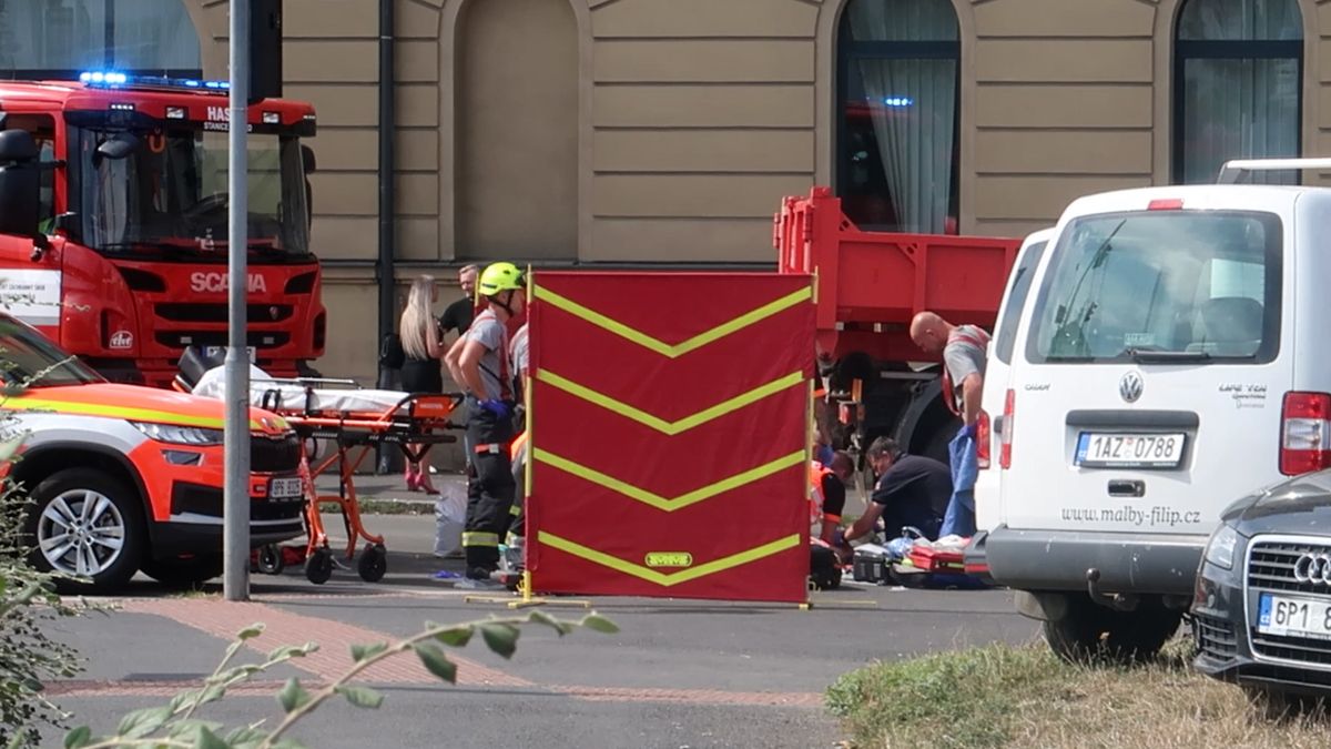 Náklaďák v Plzni srazil mladou ženu na elektrokoloběžce, na místě zemřela