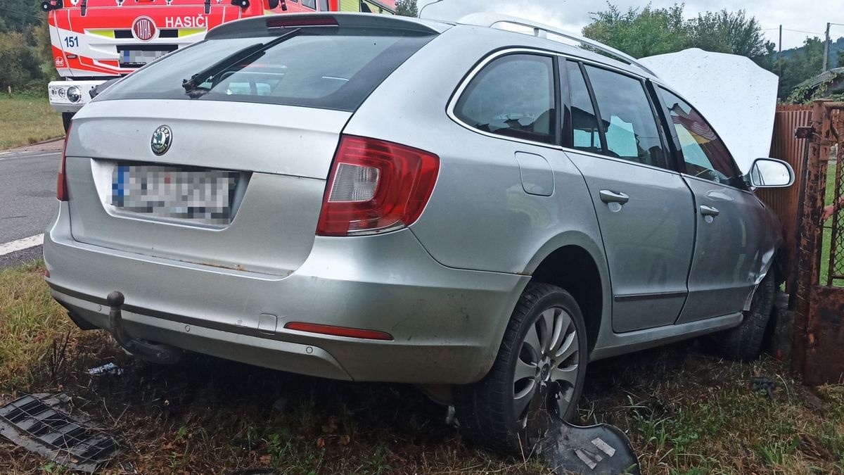 Auto narazilo na Vsetínsku do oplocení domu. Dva zranění