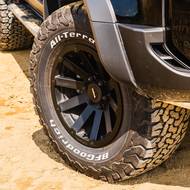 V podbězích jsou nová litá kola, obutá do terénních pneumatik.