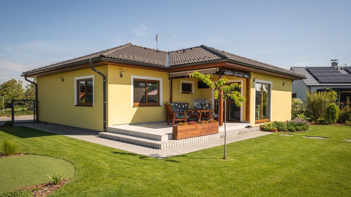 V padesáti si pořídili útulný bungalov. Vysněný dům zvládli postavit za cenu bytu
