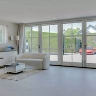 Přijde vám tato pracovna až nepřirozeně prostorná? To proto, že tu cosi chybí…