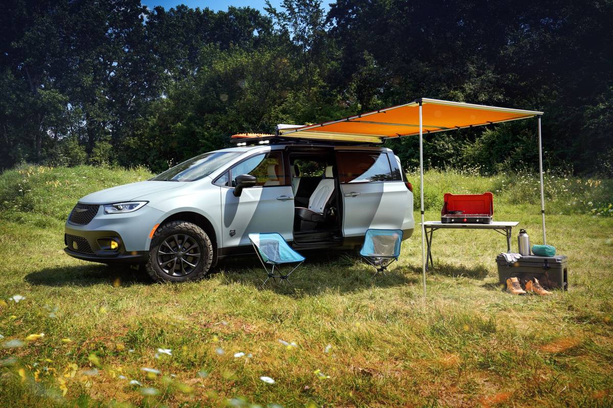 Koncept Chrysler Pacifica Grizzly Peak v kempovacím režimu