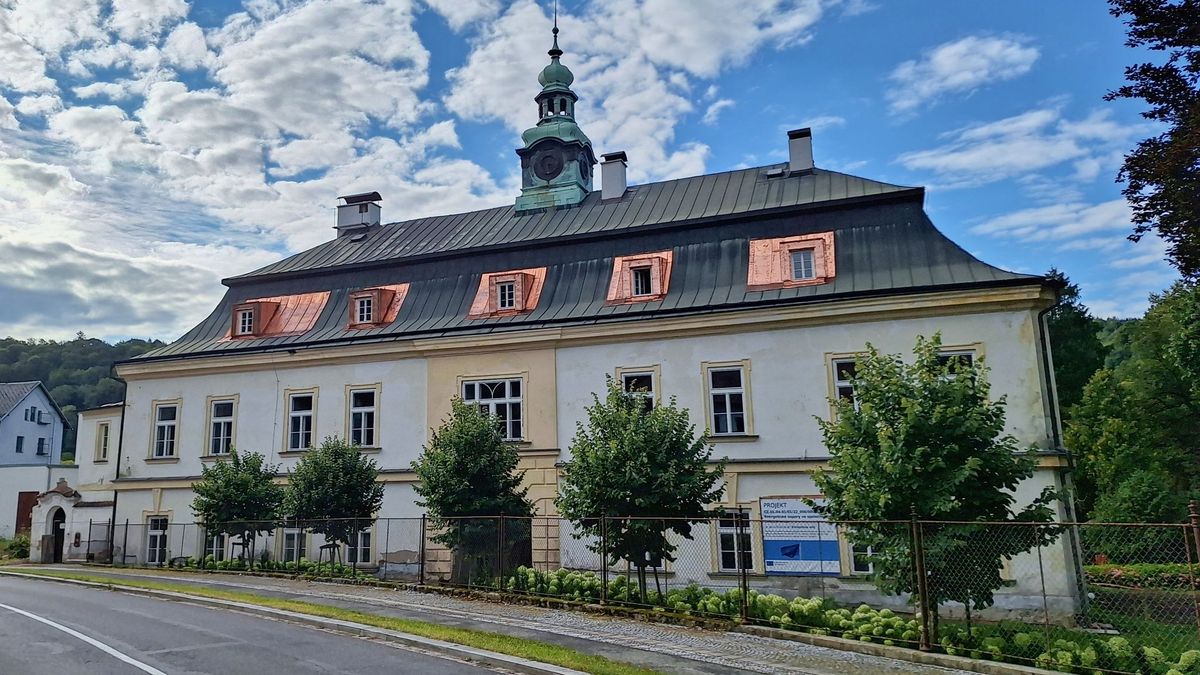 Zámek v městečku, kde našel azyl Komenský, byl v havarijním stavu. Dnes se nadechuje k novému životu