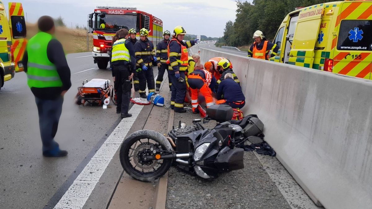 Dálnici D5 u Boru dočasně zastavila nehoda motorkáře