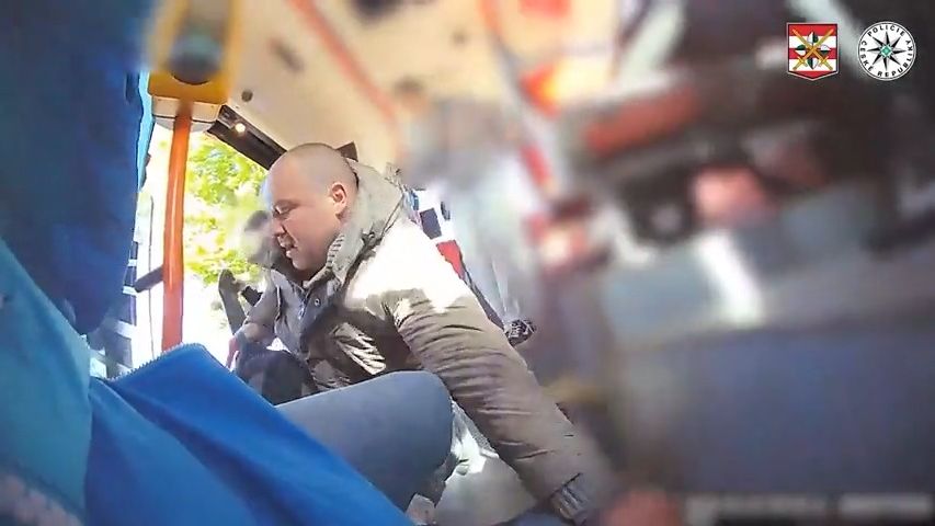 Neurvalý cestující svalil v Brně revizorku na zem a utekl. Policie zveřejnila záběry incidentu