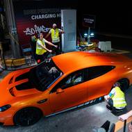 Vůz zastavoval pouze kvůli dobíjení a střídání jezdců.