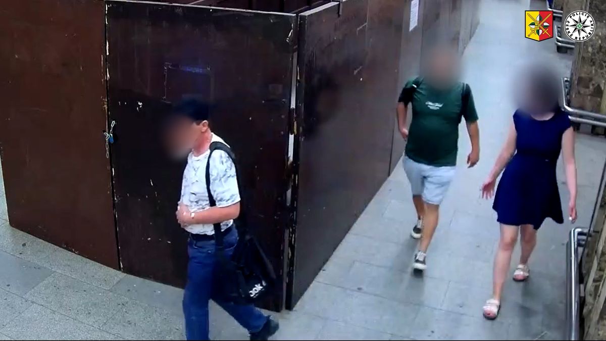 Policie vypátrala osahávače z pražského metra, muž činu lituje