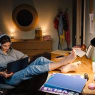 Teenageři tráví u stolu více času. Proto by kvalitní židle a stůl o vhodné výšce měly být základem.