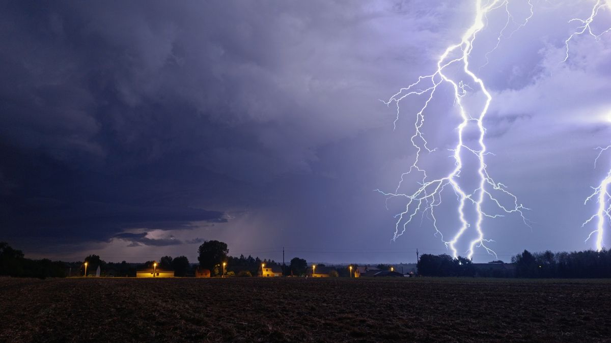 OBRAZEM: Noční oblohu křižovaly blesky. U Prahy se objevil oblak shelf cloud