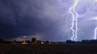 OBRAZEM: Noční oblohu křižovaly blesky. U Prahy se objevil oblak shelf cloud