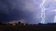 Meteorologové zpřísnili výstrahu před bouřkami. Hrozí kroupy, velmi silný vítr a přívalový déšť