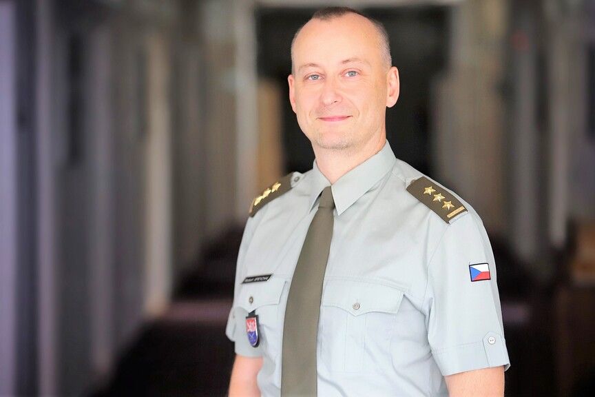 Obrana vyhrotila spor o veterány, teď hází odpovědnost na Novinky