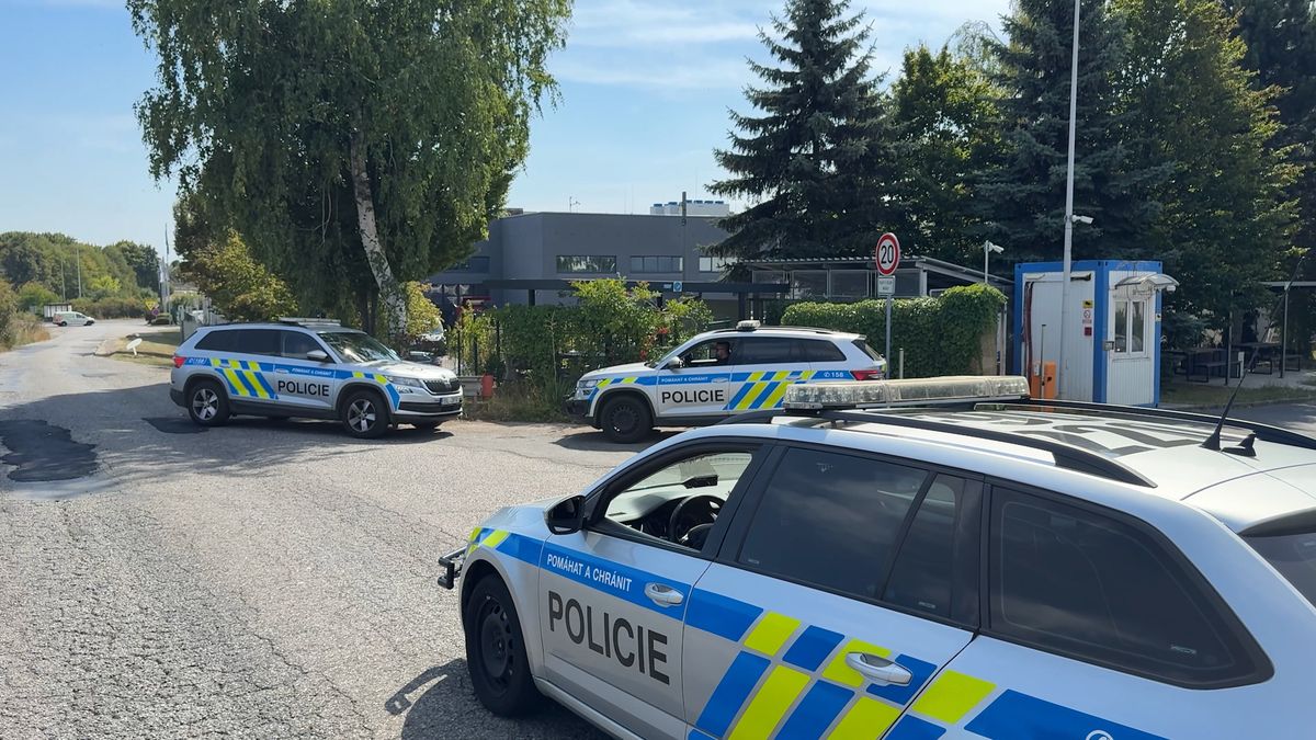 Policejní manévry u Prahy. Mladík na sociálních sítích hrozil střelbou