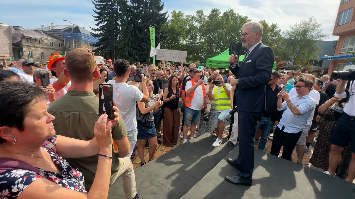 Na Fialu si v Děčíně počkali příznivci SPD, přehlušili jej mobilní sirénou