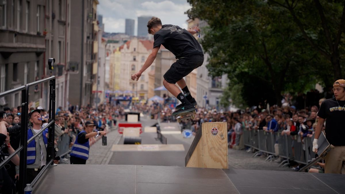 Ve Vršovicích se jela Formule 1 ve skateboardingu. Hlavně to přežít, říkali jezdci o extrémním závodě