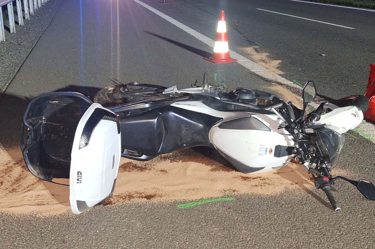 Senior zkolaboval při jízdě na motorce, po pádu na D52 u Brna zemřel