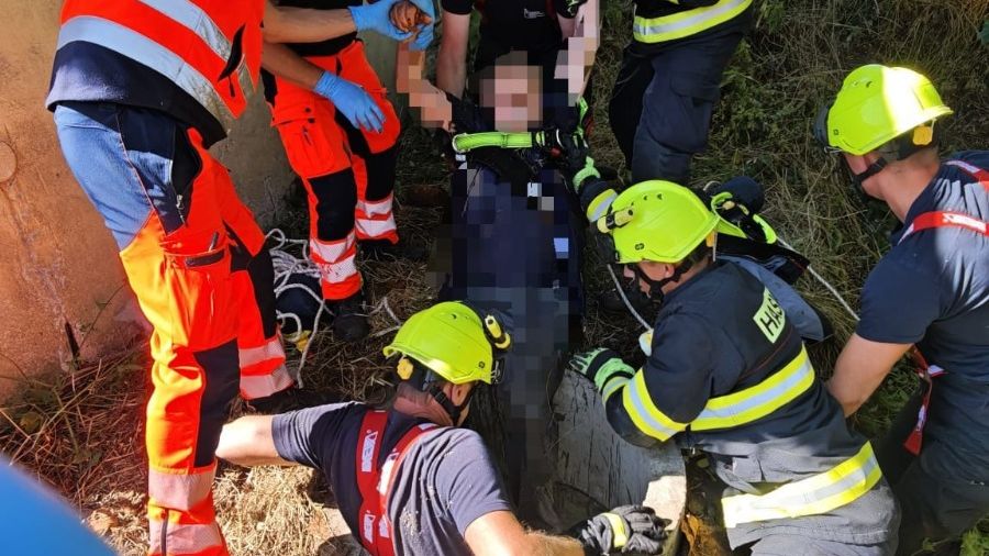 V Třeboni spadl senior do hluboké studny, před utopením ho zachránili hasiči