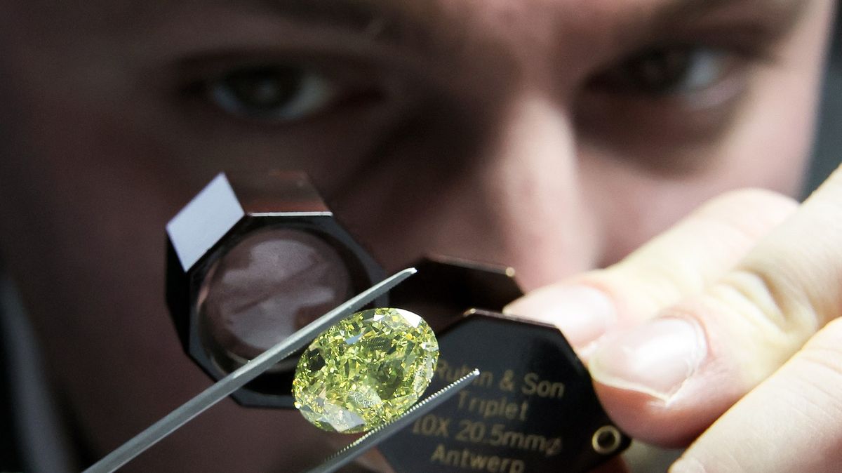 Diamanty z Ruska mohou proudit dál. USA prodloužily dovozní výjimky