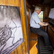 Pomocí klaviatury se dají při zvláštních příležitostech hrát i jiné skladby.