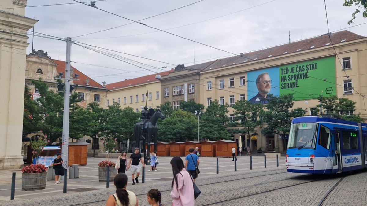 Až příliš velký Fiala v památkové rezervaci. Volební poutač v centru Brna rozladil památkáře