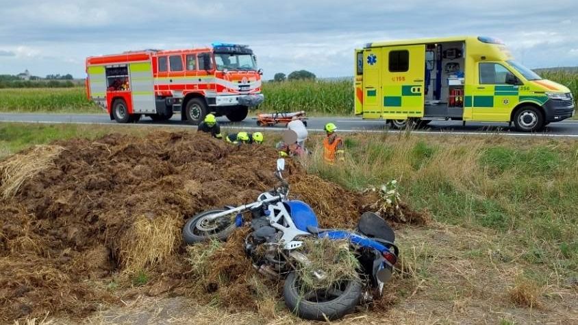 Motorkářka skončila po střetu s autem na Chrudimsku v nemocnici