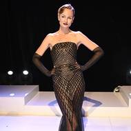 Večerní šaty vypadají skvěle s dlouhými rukavičkami.