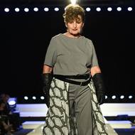 Bývalá ikona modelingu Maríza Kadeřábková (72) v modelu návrhářky Ivety Řádkové.