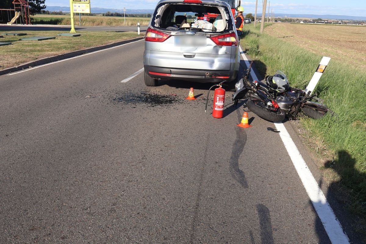 Sedmnáctiletý motorkář s ještě mladším spolujezdcem jel na Olomoucku moc rychle a narazil do auta před ním