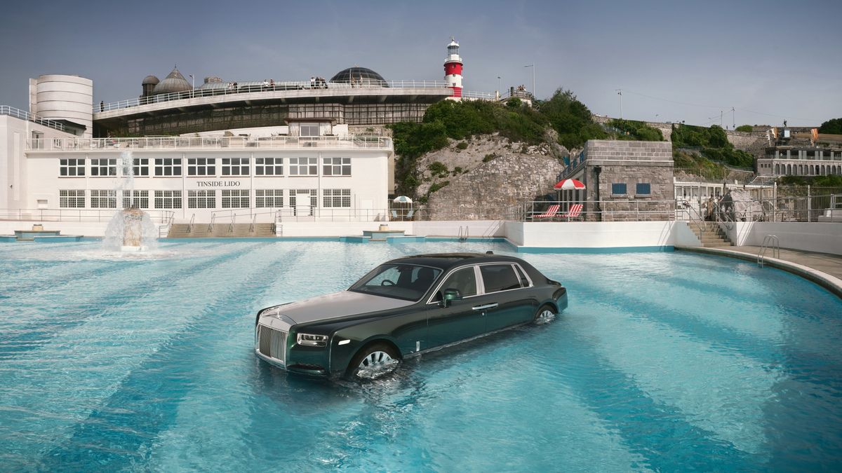 Limuzína Rolls-Royce skončila ponořená v bazénu. Má oslavovat spojení s hudební scénou
