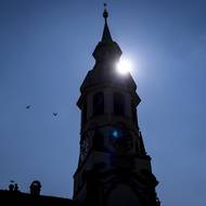 Zvonění je velmi dobře slyšet z Loretánského náměstí, ještě lepší zážitek je ale přímo z areálu. 