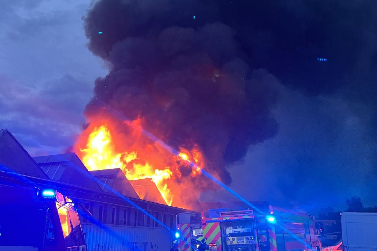 V Ostravě hoří hala s odpadem, plameny likvidují desítky hasičů