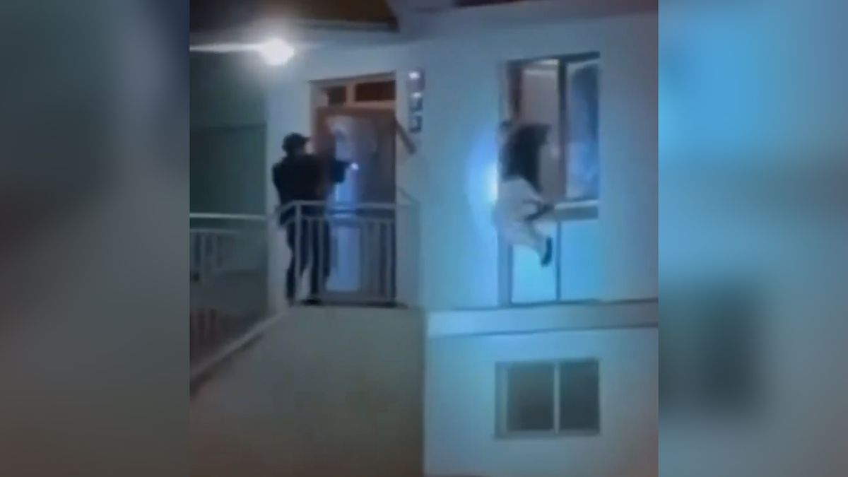 Nebyl důvod střílet. Bezpečnostní odborník hodnotí mrazivé video ze smrtelného zásahu policisty v Ďáblicích