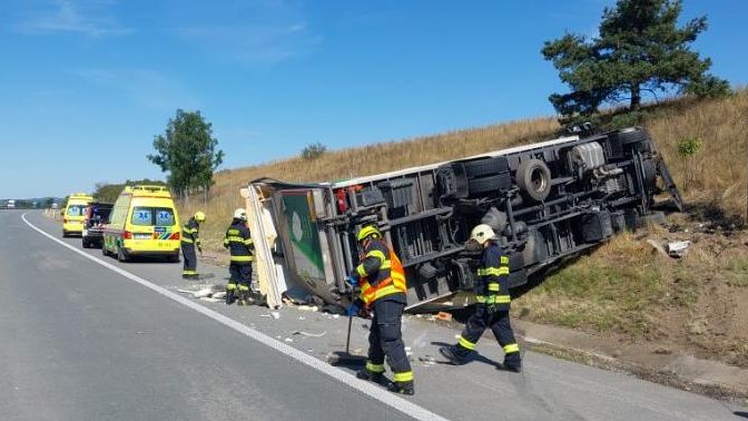 Dálnici D1 u Velkého Meziříčí uzavřela nehoda autobusu a kamionu