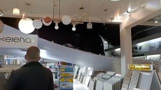 Pod náporem hromady krup se v Brazílii propadl strop v obchodním domě