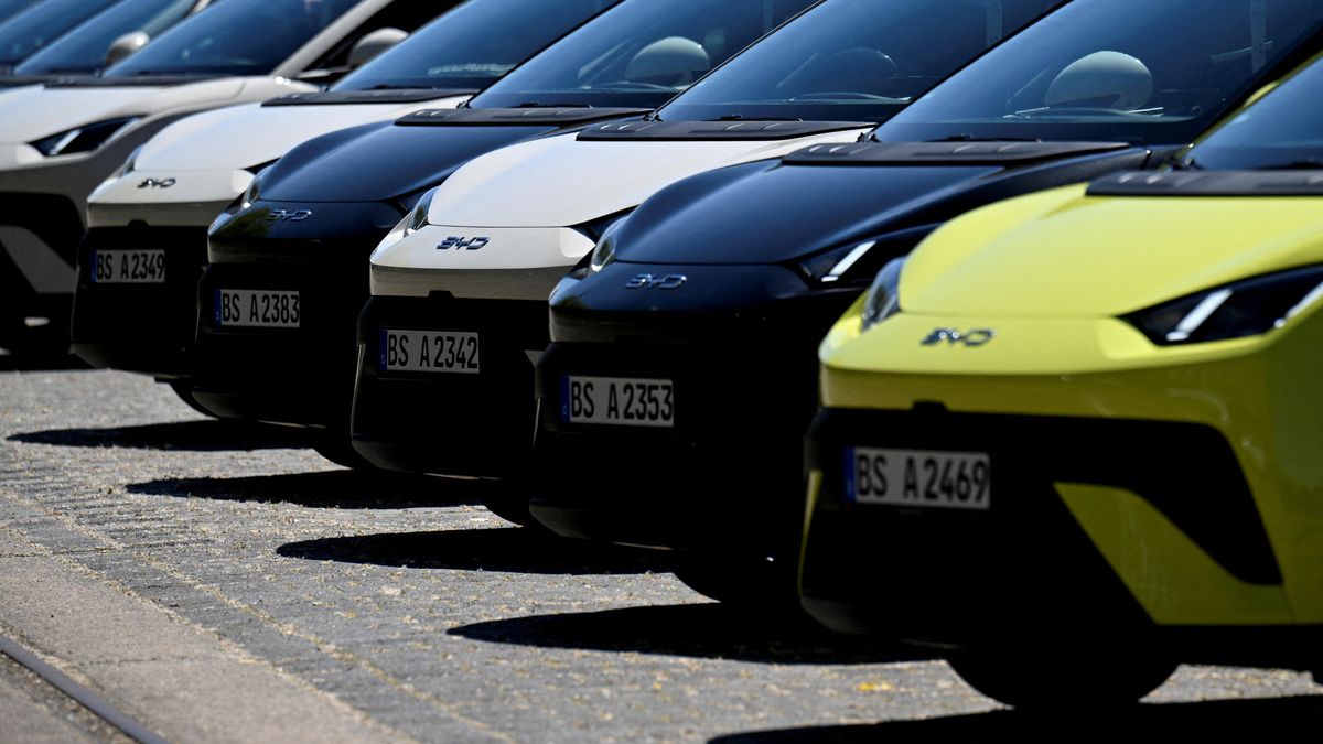 Tesla se v Evropě propadá, čínská konkurence BYD přebírá trh s elektromobily