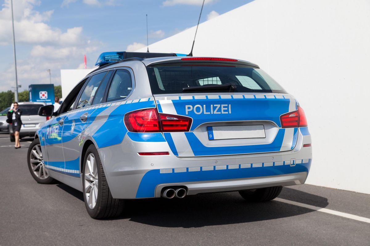 Muž podezřelý z loupežného přepadení zastřelil v Německu policistu jeho vlastní zbraní 