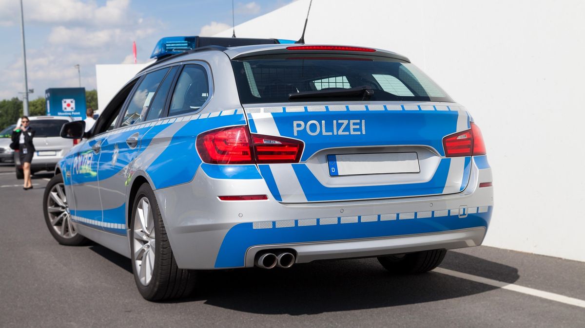 Muž podezřelý z loupežného přepadení zastřelil v Německu policistu jeho vlastní zbraní