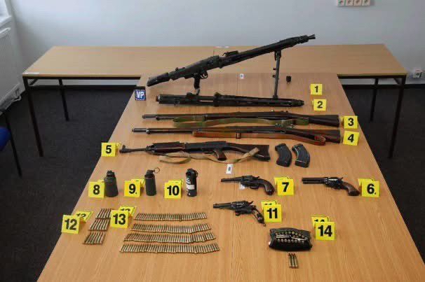 Policie podezřívá vojáka z nelegálního nákupu většího množství zbraní