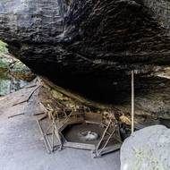 Mamuťák opět zdobí skála pokrytá vrstvou sazí.